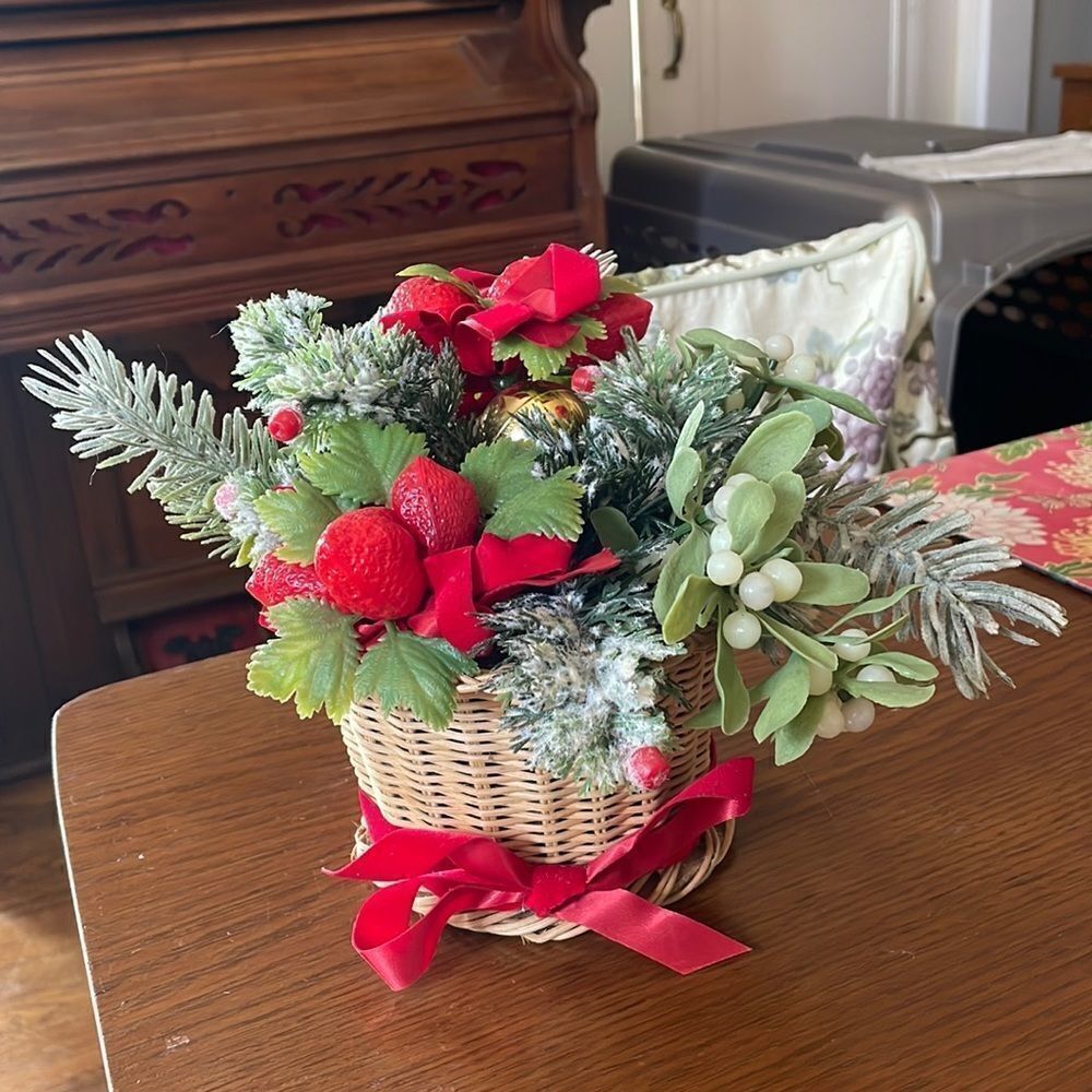 Vtg Christmas basket filled with greenery
